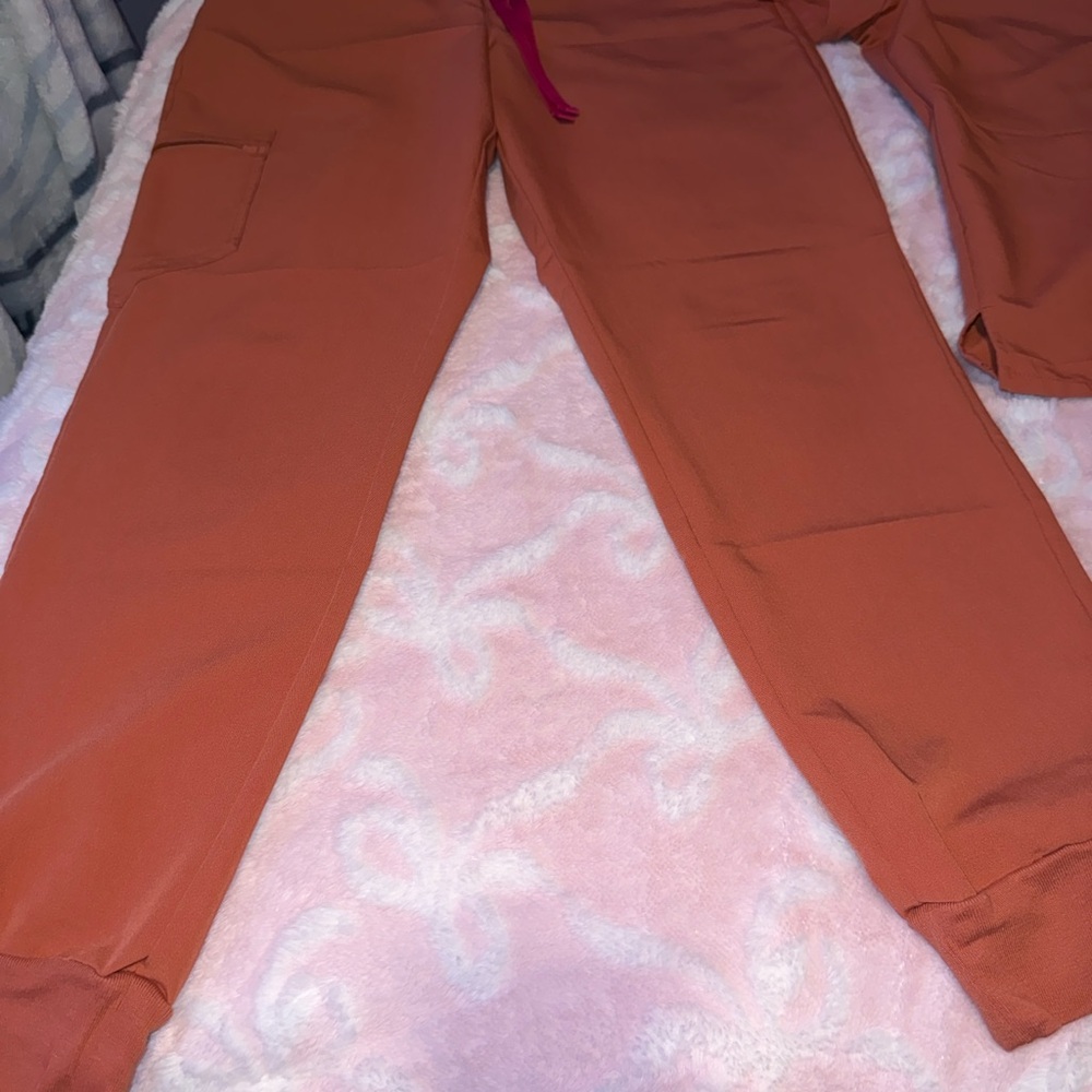 Figs Women's Terracotta Jogger Scrub Set-Women’s Medium - Picture 5 of 5
